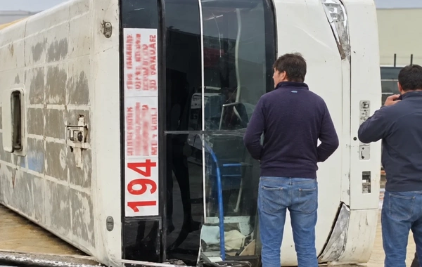 Bakıda ticarət mərkəzinin girişində aşan avtobusda xəsarət alanların vəziyyəti açıqlandı