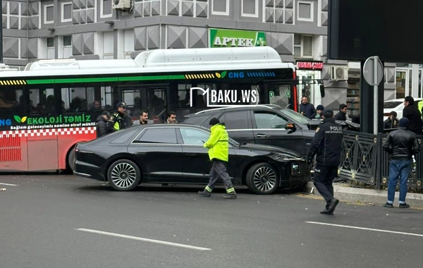 Bakının mərkəzində iki maşın öncə bir-birinə, sonra dəmirlərə çırpıldı