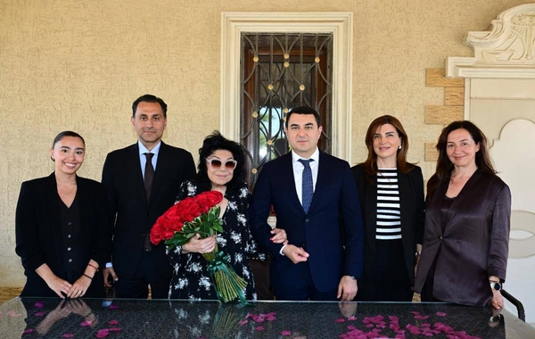 Nazir 85 yaşı tamam olan Flora Kərimovanı evində ziyarət etdi