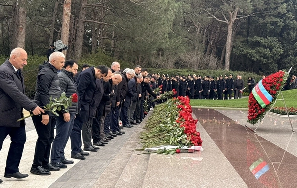 Qaçqınkomun kollektivi Heydər Əliyevin məzarını ziyarət edib