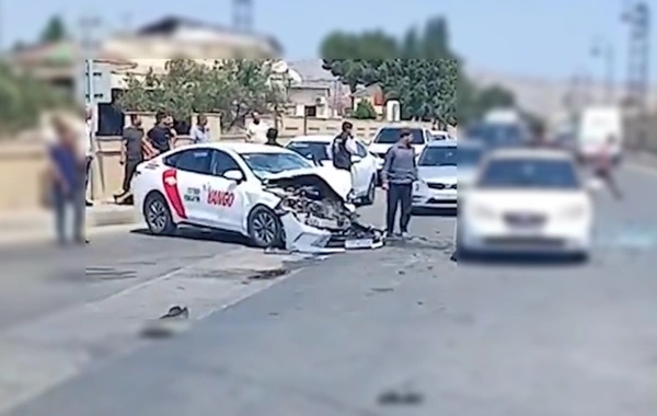 Lökbatanda taksi sərnişin avtobusu ilə toqquşub
