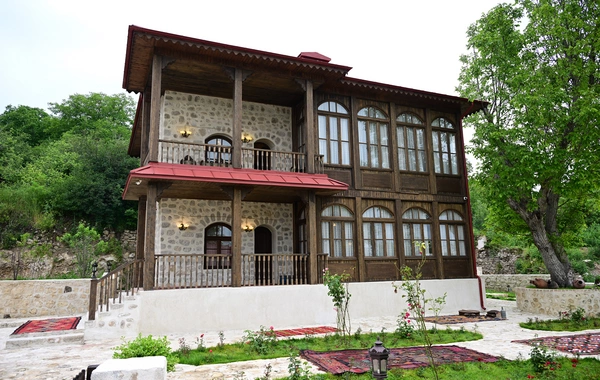 Prezident İlham Əliyev Şuşada "Yasəmən" hotelinin yeni korpusları ilə tanış olub