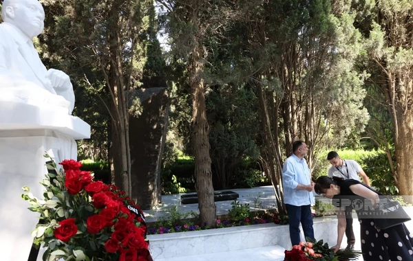 Elçinin anım mərasimində qəbirüstü abidəsinin açılışı olub