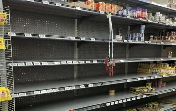 Hökumətin xəbərdarlığından sonra əhali marketlərə axışdı: İngiltərə fövqəladə vəziyyətə hazırlaşır
