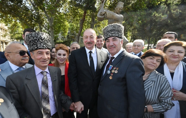 Prezident İlham Əliyev Bakıda Aşıq Ələsgərin abidəsinin açılışında iştirak edib