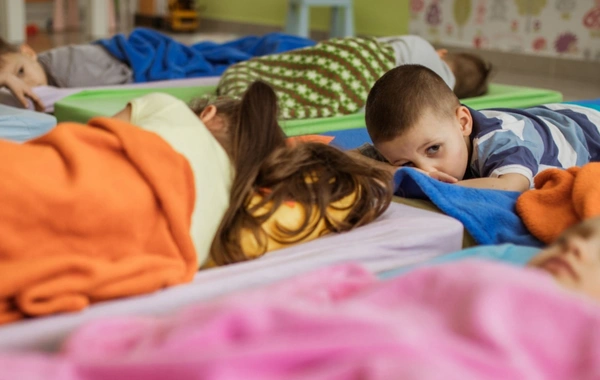 Скандал в бакинском детсаду набирает обороты: за что воспитательницы были уволены?