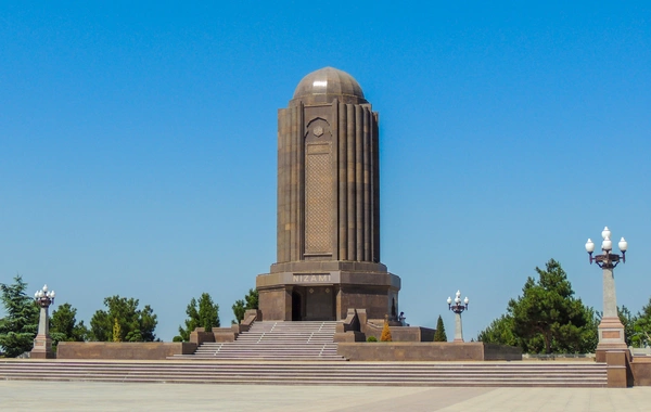 Gəncədə Nizami məqbərəsində körpüdən yıxılan qadının vəziyyəti açıqlanıb