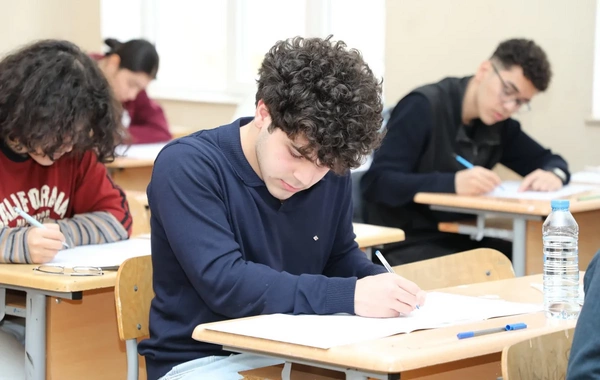 На выпускном экзамене у четырех учащихся обнаружены мобильные телефоны