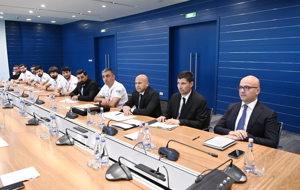 Rövşən Nəcəf Dünya Korporativ Oyunlarının qalibi olan komanda ilə görüşüb