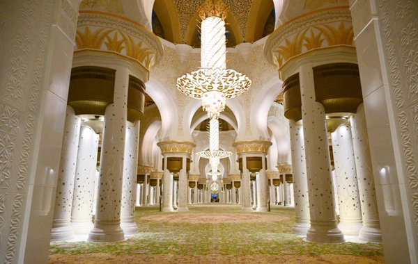 Leyla Əliyeva Əbu-Dabidə Şeyx Zayed məscidini ziyarət edib