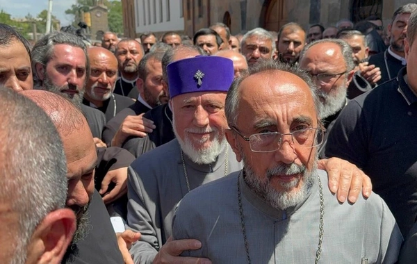 İrəvanda arxiyepiskop Mikael Acapaxyan həbs edildi