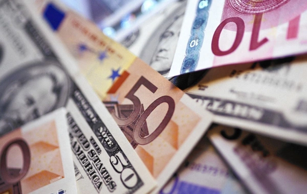 Курс евро в Азербайджане превысил 2 маната