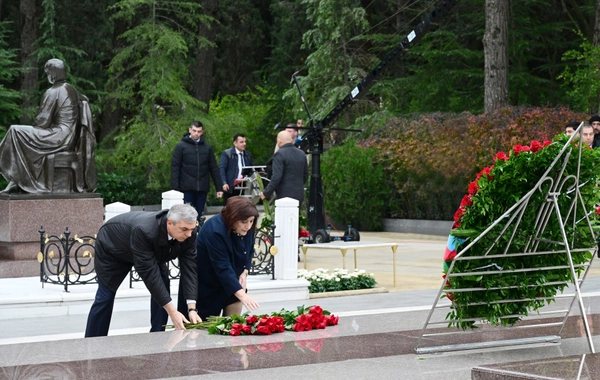 Dövlət və hökumət rəsmiləri Fəxri xiyabanı ziyarət ediblər