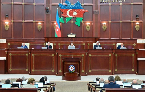 Ehtiyatda olan hərbçilərin tibb sahəsində xüsusi rütbələri ilə bağlı qanun layihəsi I oxunuşda təsdiqlənib