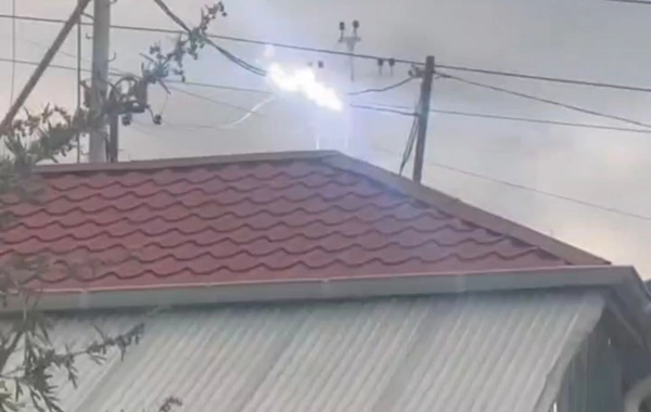 Elektrik xətləri partlayır - Bu qəsəbədə insanların həyatı təhlükədədir