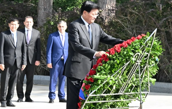 Laos Prezidenti Fəxri xiyabanı ziyarət edib