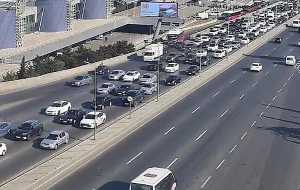 Bakının bir sıra yollarında tıxac yaranıb