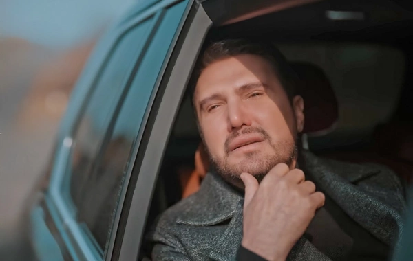 Yeni klipində həyatı əks olunan Nadir göz yaşlarına hakim ola bilmədi