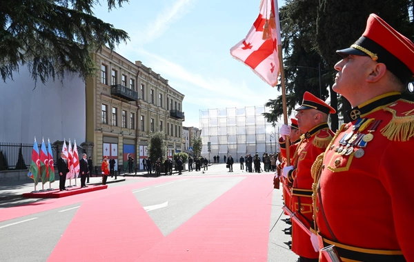 Prezident İlham Əliyevin Tbilisidə rəsmi qarşılanma mərasimi keçirilib