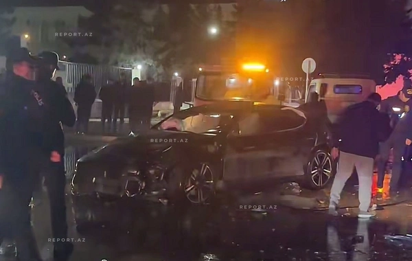 Bakıda qəza: Porsche və Volkswagen toqquşdu