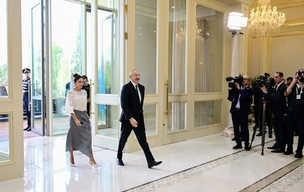 Президенты и первые леди Азербайджана и Узбекистана сделали совместное фото в Государственной резиденции "Куксарой"