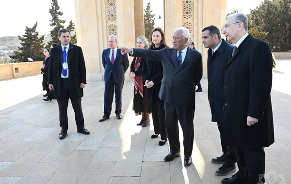 Antonio Koşta Bakıda şəhidlərin xatirəsini anıb