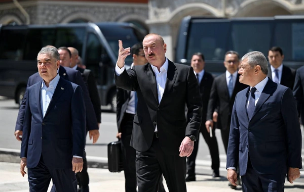 Liderlər Şuşada Şuşada Natəvanın, Bülbülün və Üzeyir Hacıbəylinin gülləbaran edilmiş heykəllərinə baxıblar