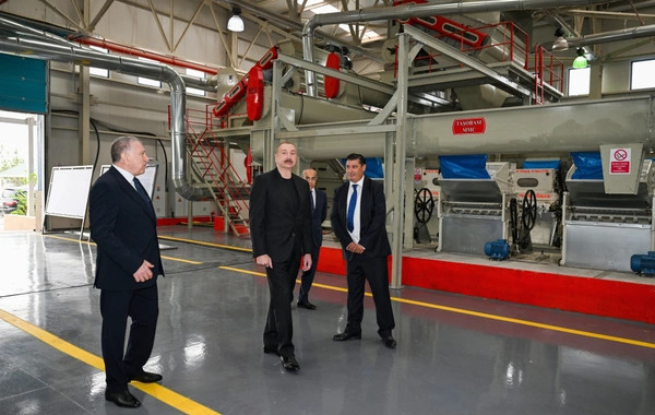 Prezident İlham Əliyev Sabirabadda pambıq emalı zavodunun fəaliyyəti ilə tanış olub Prezident İlham Əliyev Sabirabadda pambıq emalı zavodunun fəaliyyəti ilə tanış olub