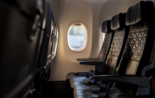 Təyyarədə DƏHŞƏT! İki nəfəri çəngəllə yaraladı