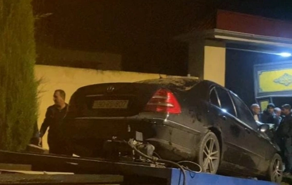 Ağcabədidə avtomobil darvazaya çırpıldı, ölən var