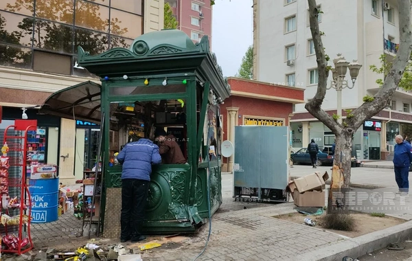 Təmizlik işçisi avtomobillə köşk arasında sıxılaraq ölüb
