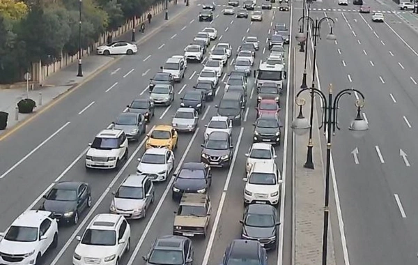 Bakının bir sıra yollarında nəqliyyatın sıxlığı yaranıb