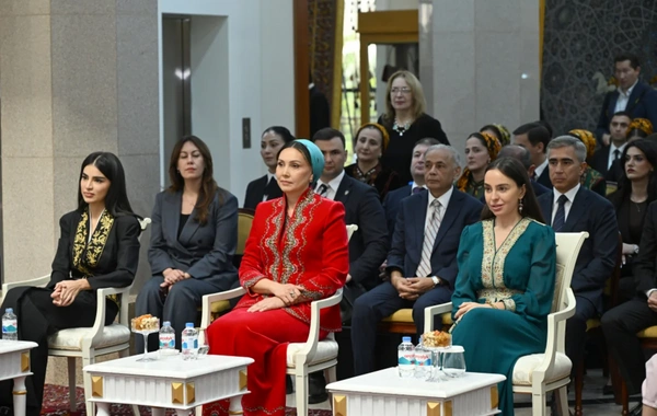 Leyla Əliyeva Aşqabadda Milli Türkmən Xalçası Muzeyində olub