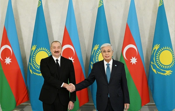 Tokayev Azərbaycan Prezidentinə qazax milli geyimini hədiyyə edib