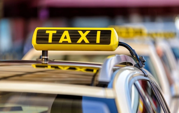 Проблема остановок на дорогах столицы: где таксистам высаживать пассажиров?