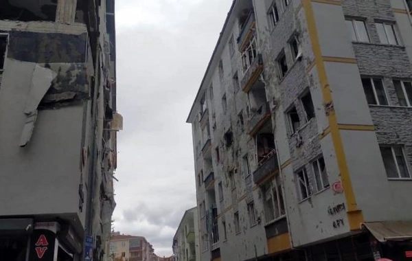 Türkiyə yaşayış binasında partlayış olub, bir nəfər ölüb, 17 yaralı var