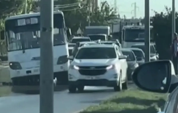Bu yolda sürücülər böyük çuxura düşür