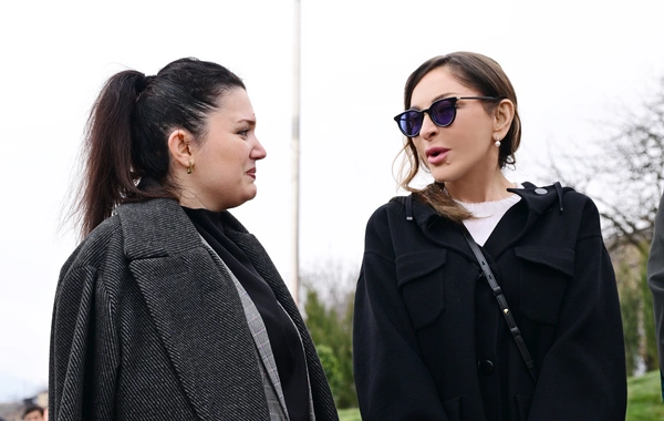 İlham Əliyev Xocavəndin Xanoba kəndində fərdi evlərin və infrastrukturun bərpası sahəsində görülən işlərlə tanış olub