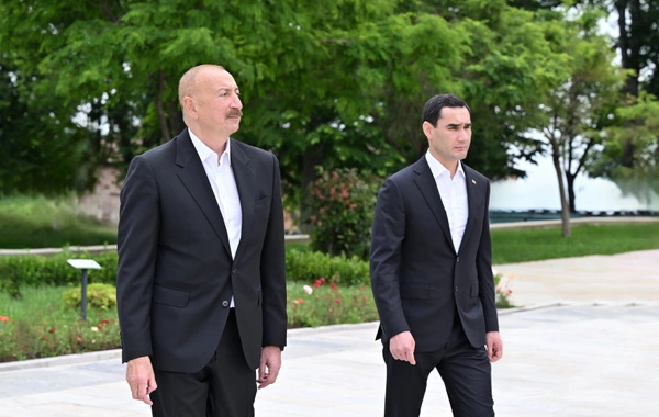 Prezidentlər Şuşada Azərbaycanın tanınmış şəxsiyyətlərinin işğal dövründə güllələnmiş büstlərinə baxıblar