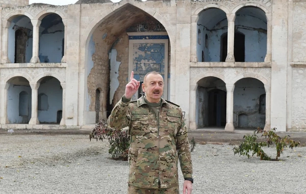 Ağdam Cümə məscidində müzəffər Ali Baş Komandanı qarşılayan ayə: İnnə fətəhnə ləkə fəthən mubinə