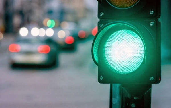 Bakıda yollarda yaşıl dalğa hansı hallarda verilir?