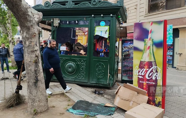 Təmizlik işçisi avtomobillə köşk arasında sıxılaraq ölüb