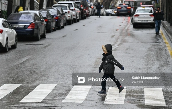 Bakıda absurd mənzərə: Piyada zolağı var, amma keçməyə yer yoxdur - VİDEO