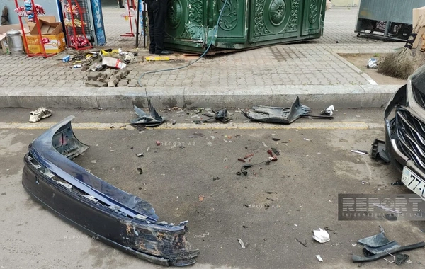 Təmizlik işçisi avtomobillə köşk arasında sıxılaraq ölüb