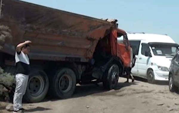 Goranboyda yüklə dolu "KamAZ" aşıb