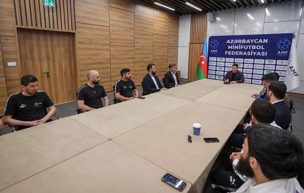Orxan Məmmədov Avropa çempionatından əvvəl minifubol millisinin üzvləri ilə görüşüb