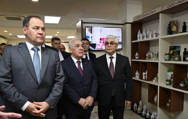Baş nazir Əli Əsədov Minskdə Azərbaycan Ticarət Evində olub