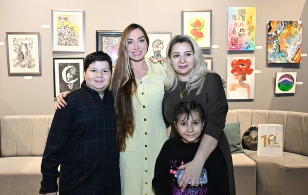 Arzu Əliyeva və Alena Əliyeva "Rənglərdə yaşanan 10 il" mövzusunda keçirilən sərgidə iştirak ediblər