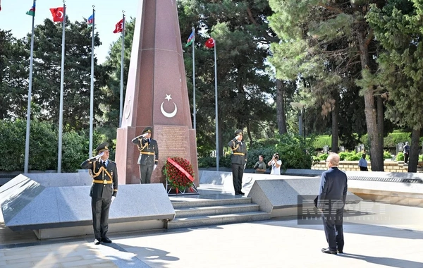 Türkiyənin Zəfər Bayramı münasibətilə Bakıda Türk şəhidliyi ziyarət edilib