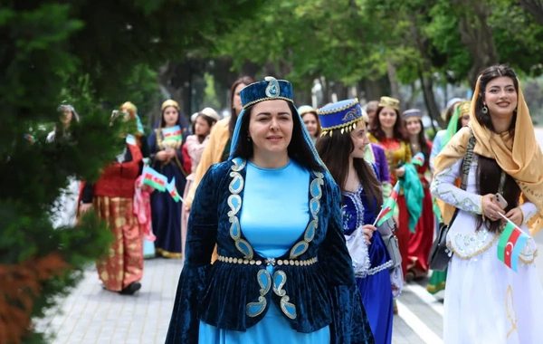 Bakının mərkəzində milli geyimlərdə gəzinti-yürüş təşkil olunub